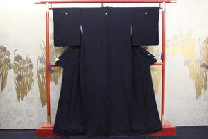 きもの今昔５４６７　黒の礼装　喪服袷きもの　正絹高級一越地　家紋「揚羽蝶」　シツケ糸付き未使用品　　　身丈１６１ｃｍ