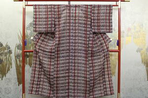 きもの今昔５５２４　単衣きもの　バチ衿仕立て　粋紗の生地に後染の画像の様な縞模様です　　　　　身丈１４７ｃｍ　