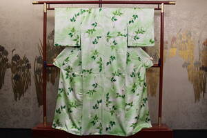 きもの今昔５６０４　合繊のきもの　広衿袷仕立て小紋　　ポリエステル１００％綸子地　緑濃淡蔓バラの柄　　身丈１５６ｃｍ