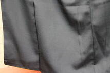 きもの今昔５６０６　御召のきもの　広衿袷仕立て　先染お召色無地黒に近い緑色　襟にファンデーション汚れ　身丈１５０ｃｍ_画像4