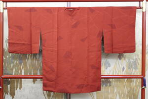 きもの今昔５６２８　道行コートコレクション　正絹高級紋意匠地　臙脂色地模様は割付けの図案柄　　　　コート丈８６ｃｍ
