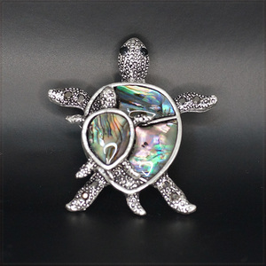 [BROOCH] Abalone Shell Sea Turtle アワビ 貝殻 模様 デザイン シルバー 親子のウミガメ タートル 4.5cm ブローチ (ペンダント)
