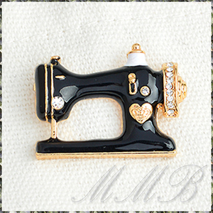 [BROOCH] Black & Gold エナメル彩色 クリスタルCZ レトロ ミシン アンティーク 足踏みミシン ピン バッジ メタル ブローチ