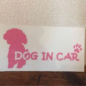 * Dog in car トイプードル*カッティング ステッカー 犬 ピンク
