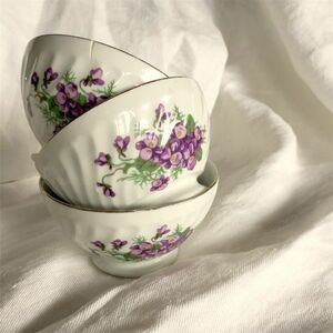 ラスト PORCELAINE LIMOGES 菫の花束と曲線的ファセットのあるカフェオレボウル リモージュ フランス アンティーク 白磁 ヴィオレット 小鉢