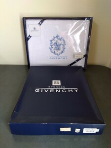 GIVENCHY （ジバンシー）、バスタオル、白ブルー（水色）花柄でとにかく爽やか・清潔感有りで素敵です〜(^o^)♪　※保管期間長め