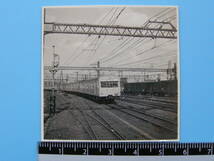 (J50)840 写真 古写真 電車 鉄道 鉄道写真 新宿 東京行 昭和33年11月8日 新宿駅 はがれた跡が薄くなっています_画像1