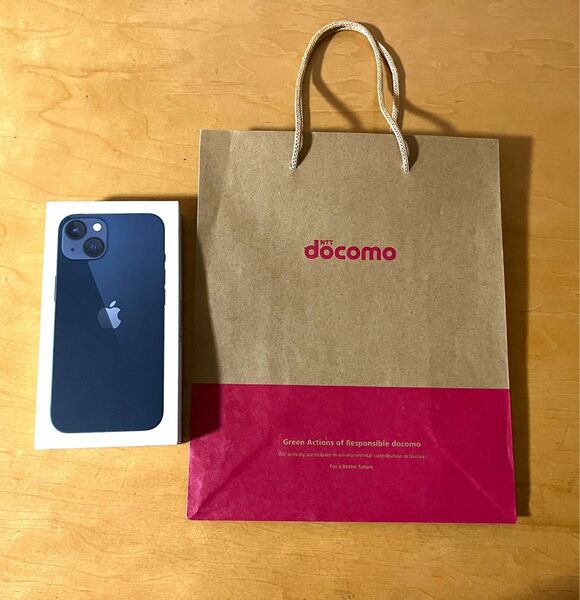 iPhoneの空箱とdocomo紙袋