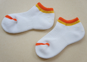 キッズ・子供用　靴下　（白ベース×オレンジ・アクセント）15ｃｍ（そのままの状態での最長。靴下なので伸びます）しっかり素材