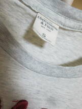 S-24 abercrombie （アバクロ ）KIDS 　サイズＳ（130～140位）　クルーネック半袖Ｔシャツ　グレー_画像3