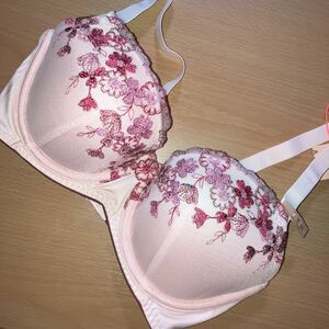 トリンプ。アモスタイル。お花の刺繍が可愛いワイヤー入りピンク色ブラジャー。F65サイズ。ブラ。