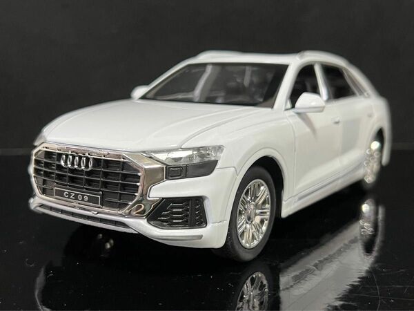 アウティAudi Q8 ミニカー 1/24 ホワイト H146