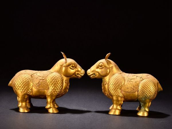 瓏】古銅鏨刻彫 塗金狩猟図賞瓶一対 唐代 銅器 古賞物 中国古玩 蔵出-