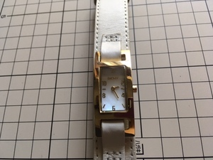 程度良好 良デザイン レア DKNY ダナキャラン ニューヨーク ゴールド×シェル文字盤 純正革ベルト クオーツ レディース 腕時計