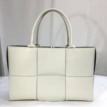  中古A ボッテガ・ヴェネタ バッグ BOTTEGA VENETA マキシイントレチャート アルコトート ミディアム ビアンコ×ネロ 609175 146262_画像1