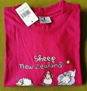 可愛い羊の半袖Tシャツニュージーランド ビビッドピンク ひつじのショーン似 タグ付