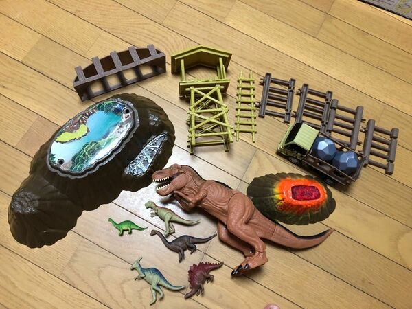 恐竜　おもちゃ　ダイソーパーク