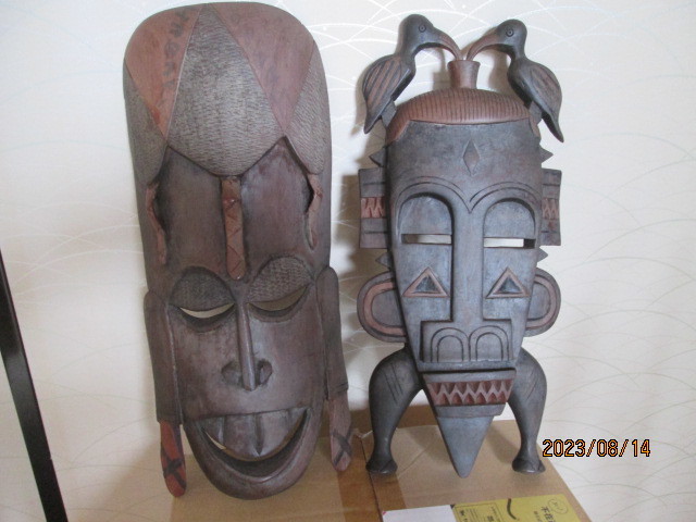 フィジー製年現地で購入した木彫のインテリア品、斧と手刀の珍品