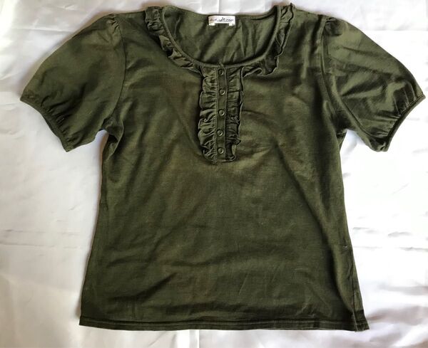 襟と胸のフリルが可愛らしい レディース Tシャツ M