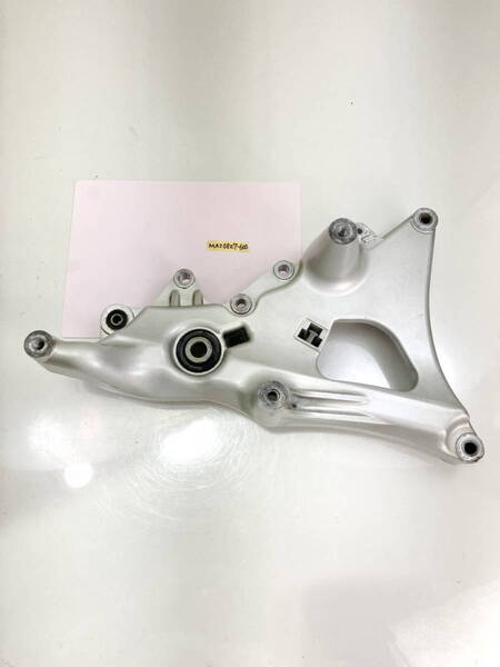 SG03J/スイングアーム★マジェスティ250C★純正★マフラー ステー★☆bzaif★MAJ0827-600★508