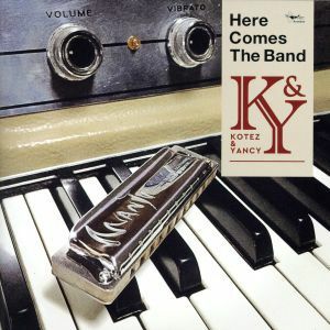 Ｈｅｒｅ　Ｃｏｍｅｓ　Ｔｈｅ　Ｂａｎｄ／ＫＯＴＥＺ　＆　ＹＡＮＣＹ（ｈｐ、ｖｏ／ｐ、ｖｏ）,Ｋｏｊｉ　Ａｔａｋａ（ｅｌ－ｇ、ａｃ－