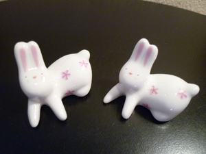 まったりウサギの箸置き２個セット　陶磁器製　新品・未使用・展示品