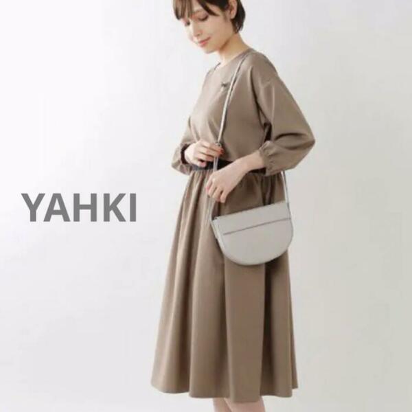 YAHKI ピンクのショルダーバッグ 半月型