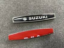 スズキ SUZUKI カーステッカー エンブレム プレート フェンダーバッジ シール 金属製 送料無料 2個セット ●113番_画像3