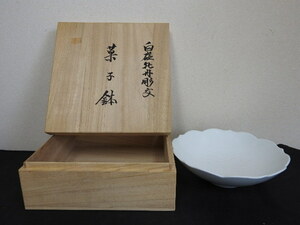  Inoue . two white porcelain .. carving writing pastry pot also box guarantee goods YA140