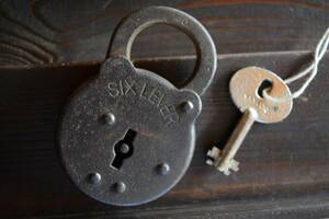 VINTAGE SIX LEVER PADLOCK（ TAYLOR ナックル　パン　ショベル　サイドバルブ ANTIQUE