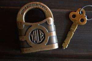 VINTAGE YALE PADLOCK（ ナックル　パン　ショベル　サイドバルブ 　ANTIQUE