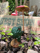 傘さしカエル　木彫り人形（小さいサイズ）単品　ウッドカービング ■ アメリカン雑貨 アメリカ雑貨_画像3