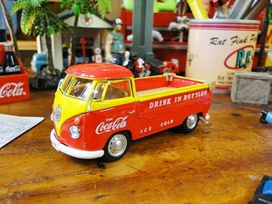 コカ・コーラ 1962年式フォルクス・ワーゲン T1ピックアップ　ダイキャストミニカー 1/43スケール（レッド×イエロー） ■ アメリカン雑貨