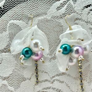 シフォン お花 カラーパール ラインストーン チャーム ユラユラ かわいい ☆ 大人かわいい ハンドメイドピアス