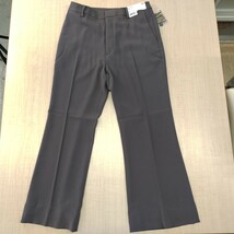 2308032 UNIQLOユニクロ タグ付き未使用 ドレープフレアパンツ　ブラウン　221-452081ウエスト64 スペアボタン付き_画像2