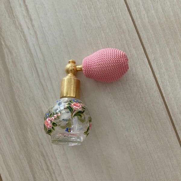 香水ボトル　ピンク　花柄　パリ