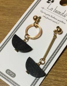 即決　新品　ピアス　黒　ウッド　ゴールド　ぶら下がり　おしゃれ　アクセサリー　揺れるピアス