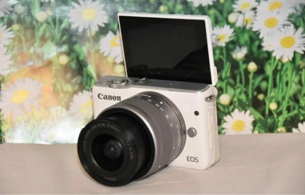 大人気のホワイト！軽量コンパクトで女性にオススメ☆Canon EOS M10