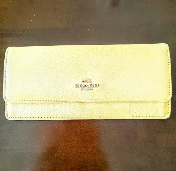 レディース長財布 黄色いベージュ系の縁起の良い 長財布COACH コーチ デザインが素敵で豊かなデザイン
