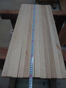 ホワイトアッシュ　No.0810-B　無垢　乾燥材　角材（長さ700㎜ｘ幅25㎜ｘ厚み25㎜）12本　木材　DIY　棚板　小物作りに