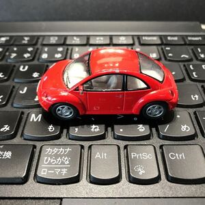 【WOLKSWAGEN】フォルクスワーゲン NEW BEETLE ニュービートル　ミニカー　KiNSMART 1:64 RED/赤