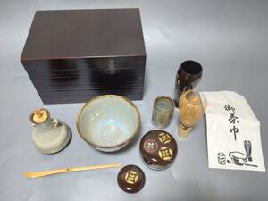 c9742◆茶道具セット 利休茶箱（面朱）/茶碗/茶筅筒/茶巾筒/ 振出/棗 他◆箱入り未使用