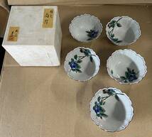 【NO.107】茶道具 茶道 椿文向附 小鉢5客 皿 箱付き 工芸品 茶器 食器 美品 未使用品_画像1