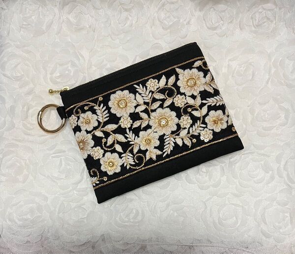 フラットポーチ☆インド刺繍リボン☆花柄ゴールド刺繍☆16㎝ファスナー☆内ポケット・カラビナリング付き☆撥水加工生地☆ハンドメイド