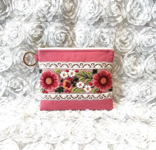 フラットポーチ☆インド刺繍リボン×キラキラツイル☆内ポケット・カラビナリング付き☆内側撥水加工生地☆16㎝ファスナー☆ハンドメイド