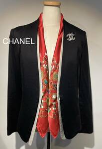 【ヴィンテージ】CHANEL シャネル スカーフ ジュエリー柄 ビジュー柄 宝石柄 シルク100% レッド ジャケット トレンチコート 三角巻き