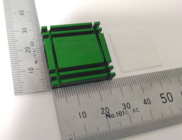 チップセット用ヒートシンク（放熱板）両面テープ付き28mmX28mmX6mm 放熱板 IC メモリの放熱に 放熱板 ヒートシンク LED ＦＥＴ 放熱 