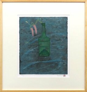 ブルーグリーンの背景に、深緑の瓶から延びる唐糸草の淡いピンクが上品な作品にしています。　来野月乙　版画　瓶に唐糸草　　【正光画廊】