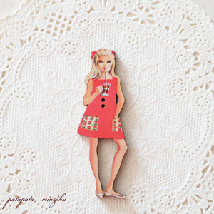 赤いワンピースの女の子 フランス 製 木製ボタン アトリエ ボヌール ドゥ ジュール 手芸 ボタン 雑貨