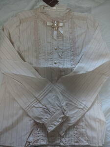  новый товар ak She's axes femme* брошь есть оборка подставка блуза ( неотбеленная ткань -L) с биркой 